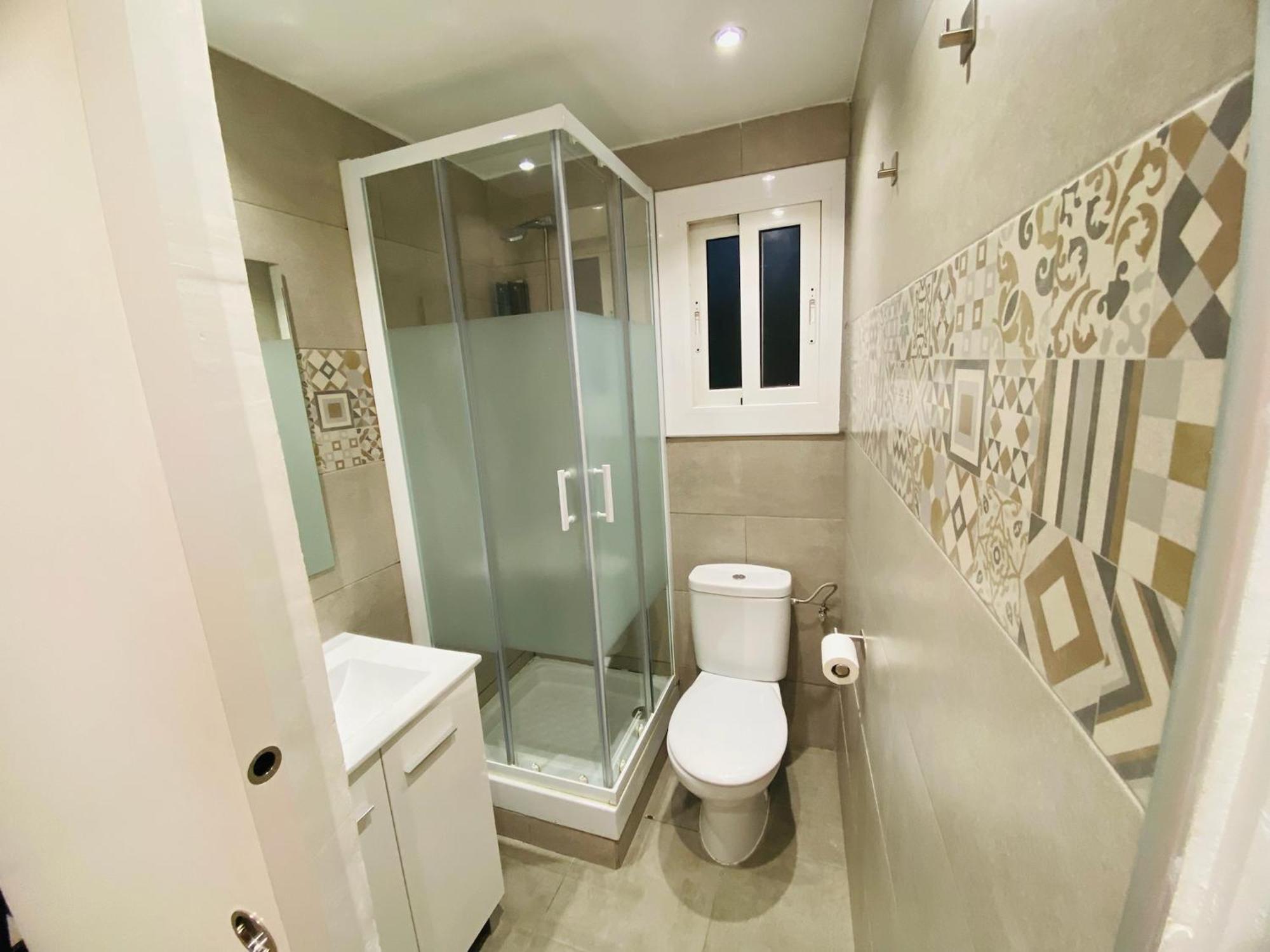 Apartamentos Con Bano Privado Frente Al Metro L5 Barcelona-Hospitalet لوسبيتاليت دي يوبريغات المظهر الخارجي الصورة