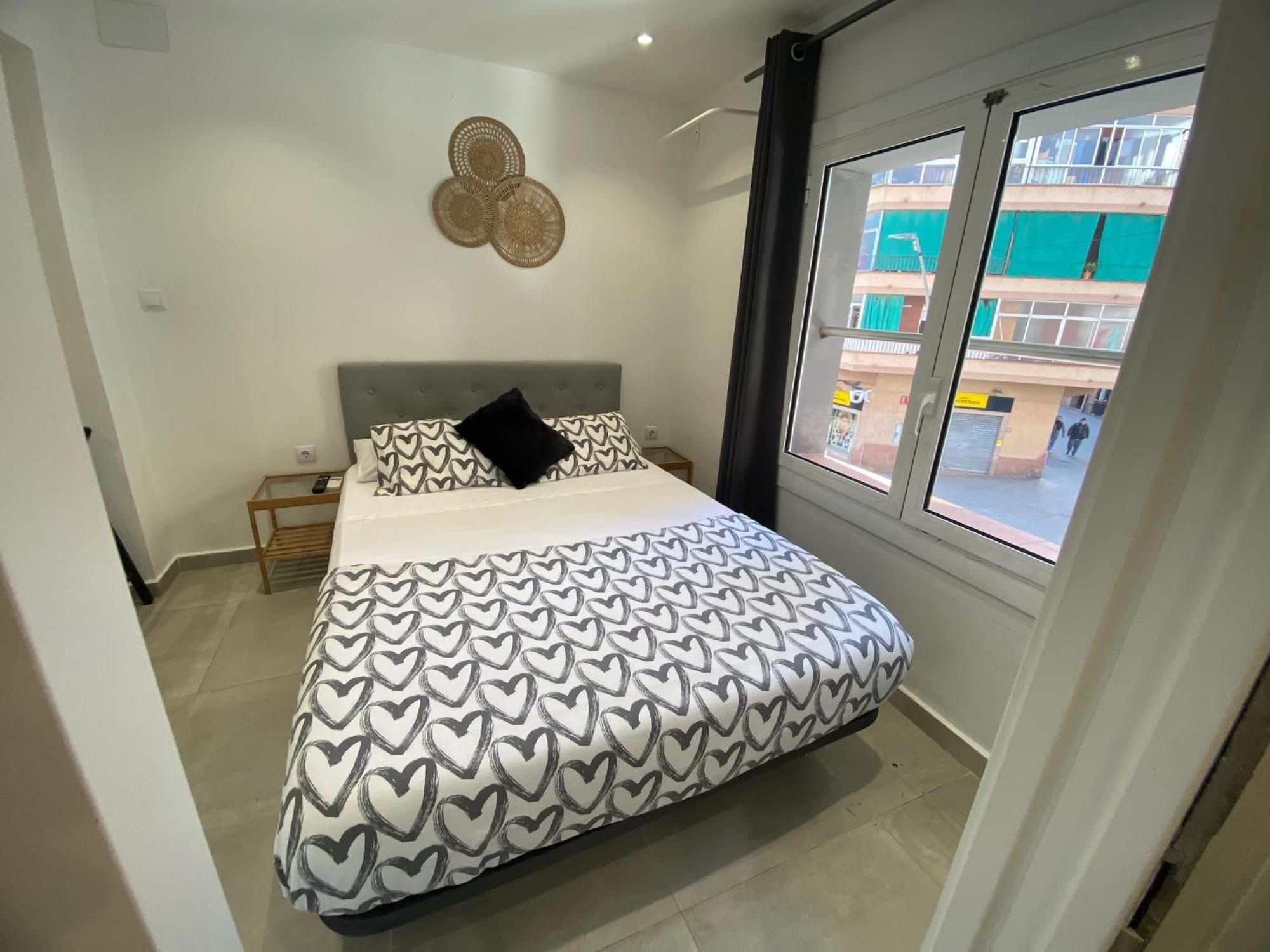 Apartamentos Con Bano Privado Frente Al Metro L5 Barcelona-Hospitalet لوسبيتاليت دي يوبريغات المظهر الخارجي الصورة