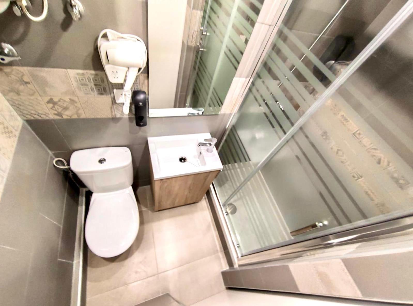Apartamentos Con Bano Privado Frente Al Metro L5 Barcelona-Hospitalet لوسبيتاليت دي يوبريغات المظهر الخارجي الصورة
