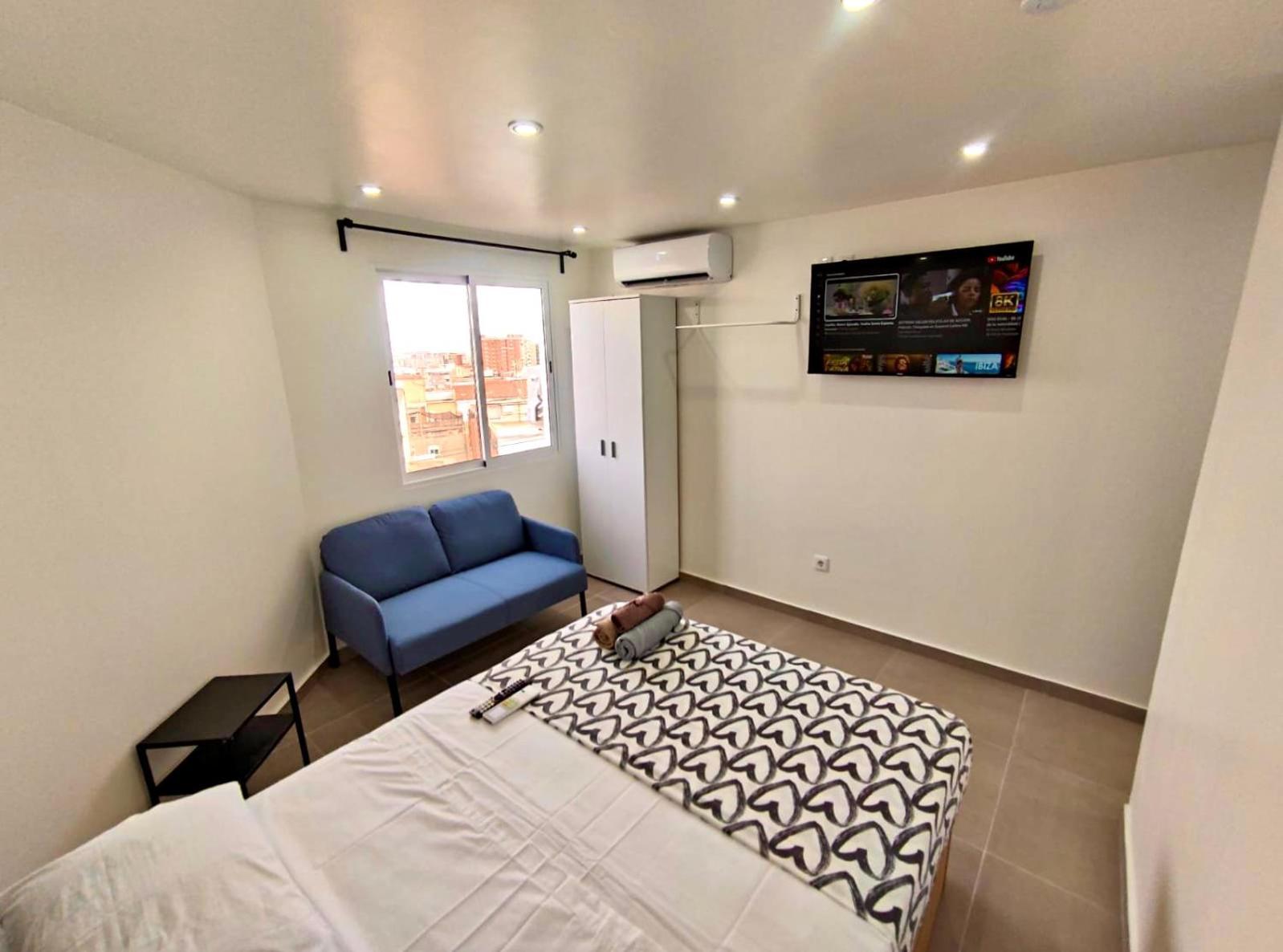 Apartamentos Con Bano Privado Frente Al Metro L5 Barcelona-Hospitalet لوسبيتاليت دي يوبريغات المظهر الخارجي الصورة